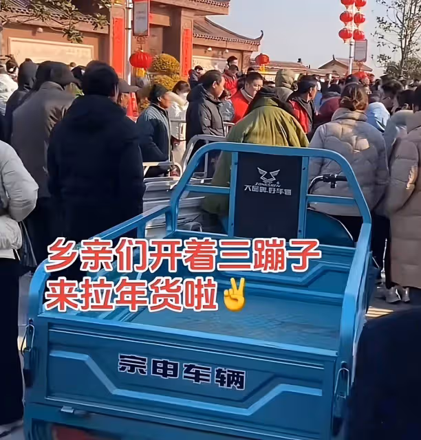 劉強東父親火了!在角落裡拆紙箱、賣廢品,母親穿貂絨大衣很驕傲