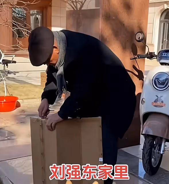 劉強東父親火了！在角落裡拆紙箱、賣廢品，母親穿貂絨大衣很驕傲