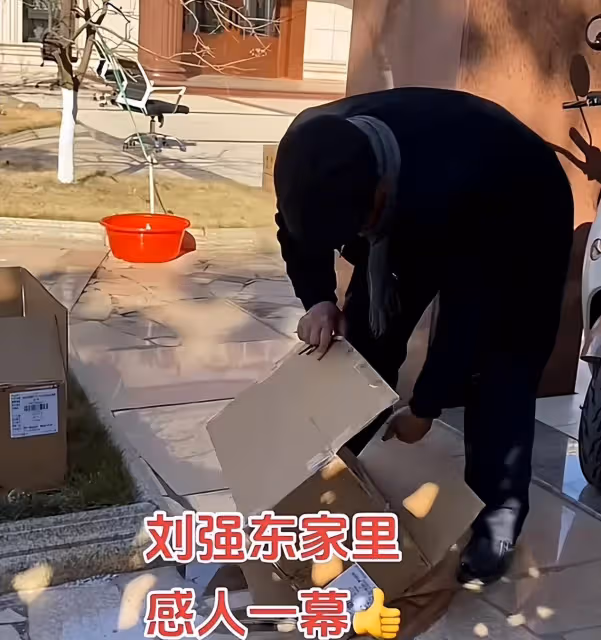 劉強東父親火了！在角落裡拆紙箱、賣廢品，母親穿貂絨大衣很驕傲