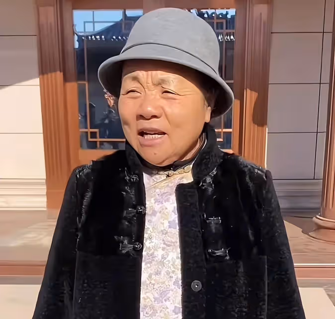 劉強東父親火了！在角落裡拆紙箱、賣廢品，母親穿貂絨大衣很驕傲