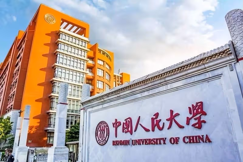 劉強東父親火了!在角落裡拆紙箱、賣廢品,母親穿貂絨大衣很驕傲