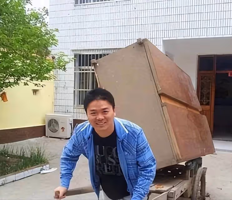 劉強東父親火了!在角落裡拆紙箱、賣廢品,母親穿貂絨大衣很驕傲