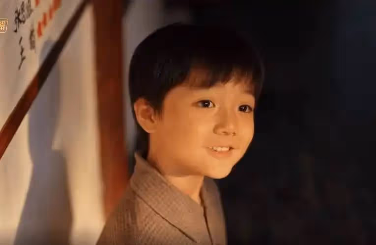 演完《小巷人家》蔣欣兒子,又二搭郭京飛演父子,這小演員不簡單