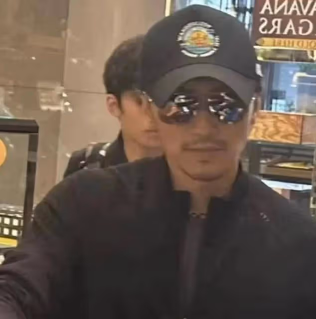 謝霆鋒曬兒子滑雪照,17歲的lucas長相帥氣,和他年輕時最像