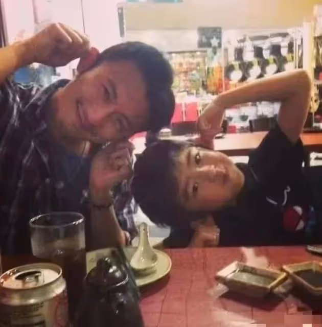 謝霆鋒曬兒子滑雪照,17歲的lucas長相帥氣,和他年輕時最像
