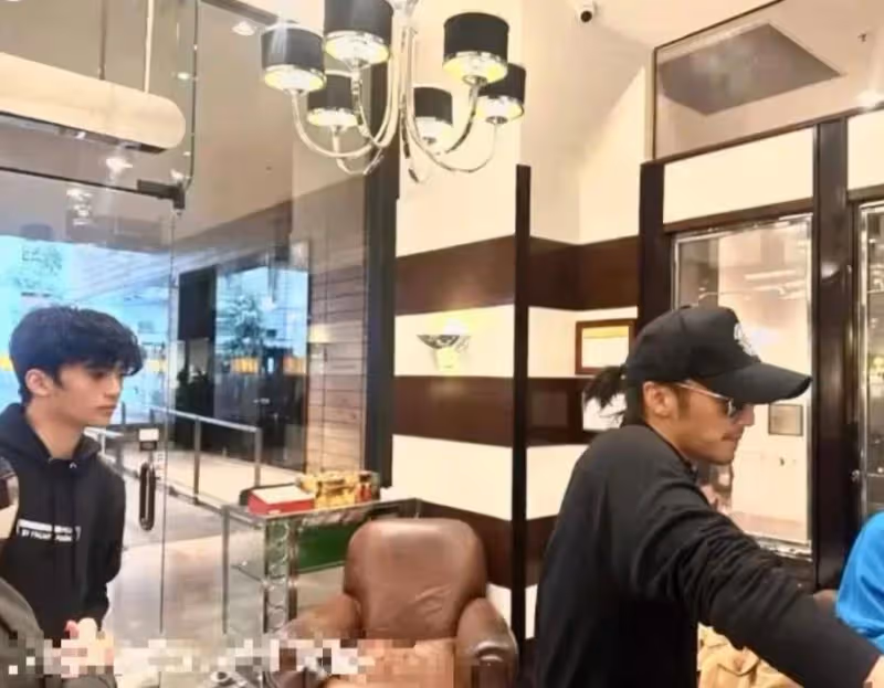 謝霆鋒曬兒子滑雪照,17歲的lucas長相帥氣,和他年輕時最像