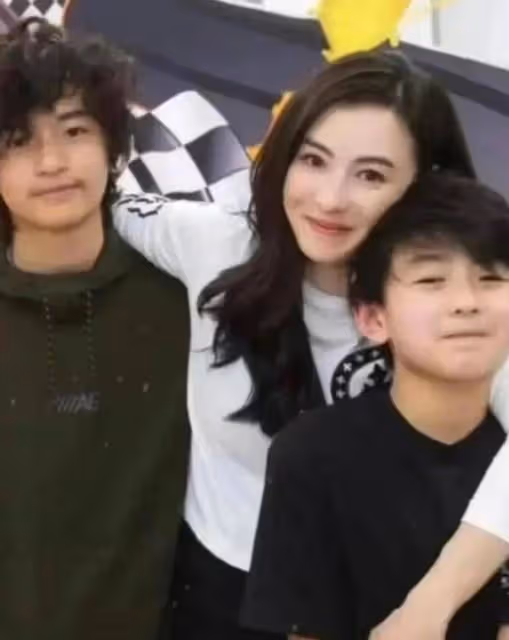 謝霆鋒曬兒子滑雪照,17歲的lucas長相帥氣,和他年輕時最像