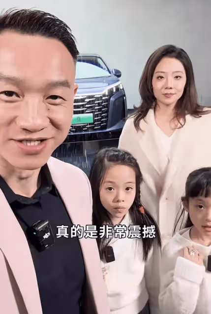 楊威一家現身,雙胞胎女兒的身高引熱議,妹妹比姐姐高出了半個頭