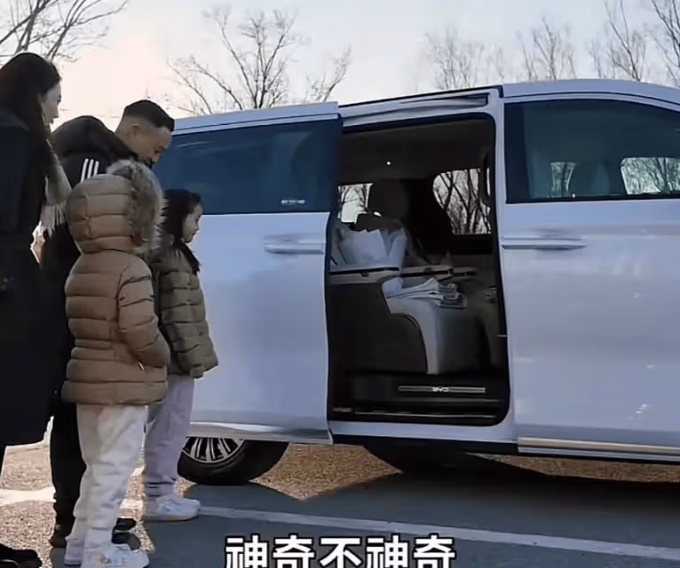 楊威一家現身,雙胞胎女兒的身高引熱議,妹妹比姐姐高出了半個頭
