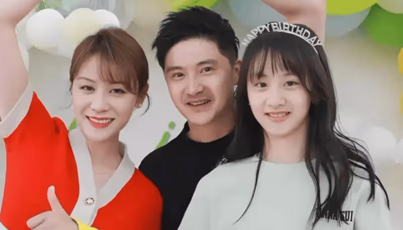 楊威一家現身,雙胞胎女兒的身高引熱議,妹妹比姐姐高出了半個頭