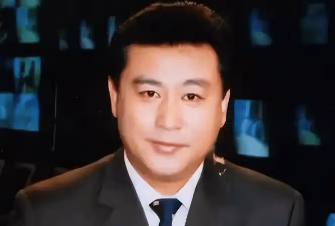 央視主持張宏民:32年0失誤,60歲未婚未育:不影響我給父母盡孝