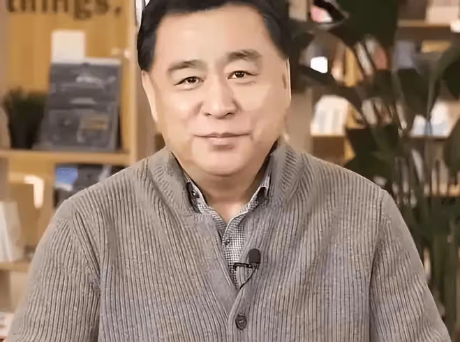 央視主持張宏民:32年0失誤,60歲未婚未育:不影響我給父母盡孝
