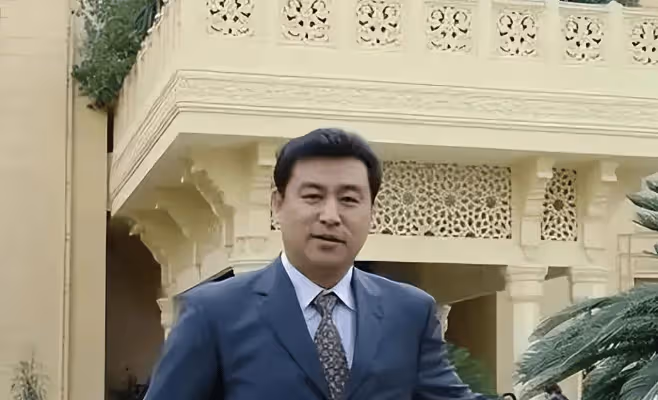 央視主持張宏民:32年0失誤,60歲未婚未育:不影響我給父母盡孝