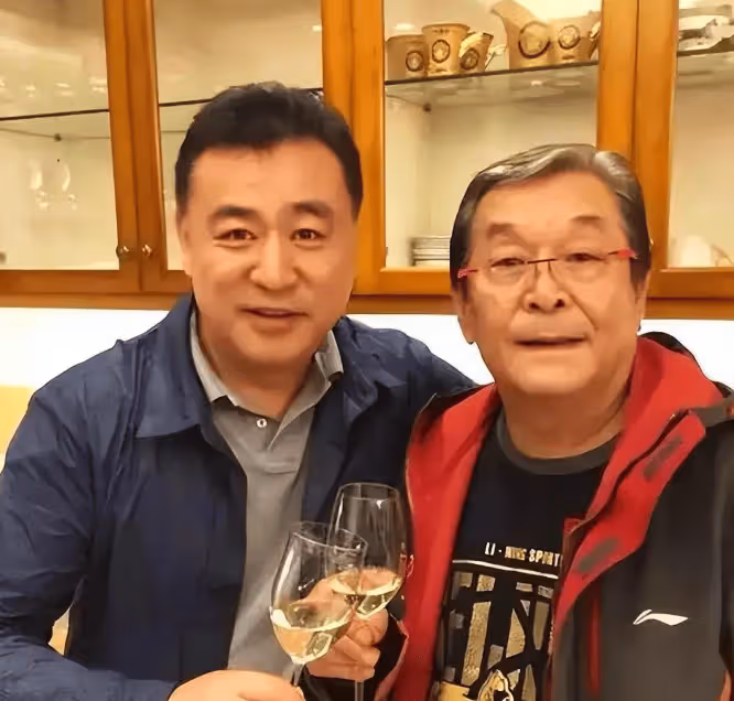 央視主持張宏民:32年0失誤,60歲未婚未育:不影響我給父母盡孝