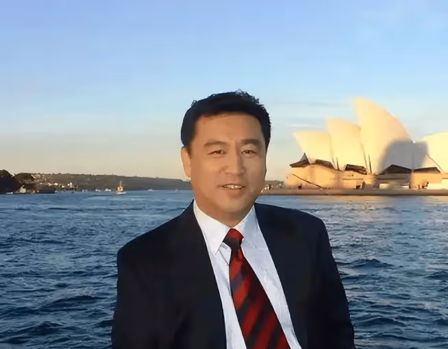 央視主持張宏民:32年0失誤,60歲未婚未育:不影響我給父母盡孝