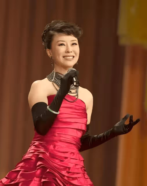 48歲「民歌天后」,9登春晚,被傳嫁大37歲領導,如今婚姻成謎