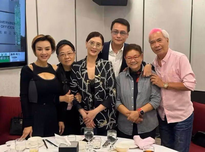 香港「凍齡女神」夏文汐復出做網紅,冬天露腿風韻猶存,多次和小鮮肉傳緋聞