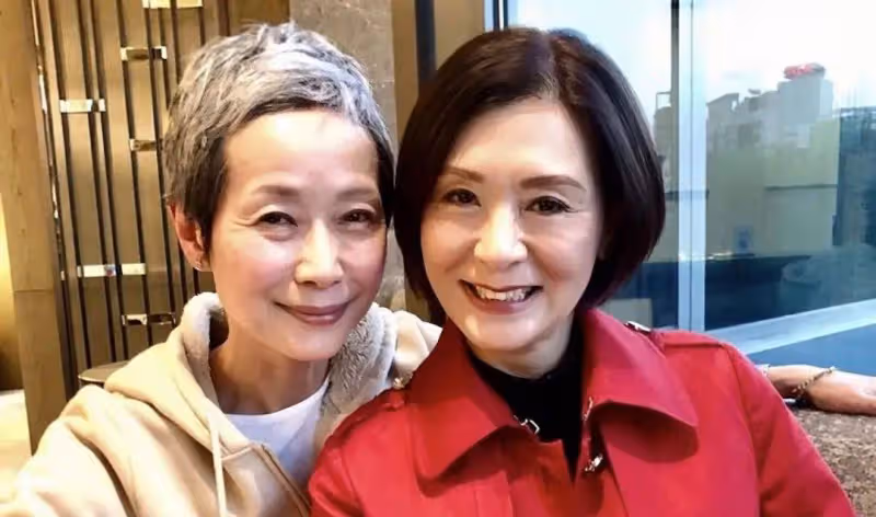 香港「凍齡女神」夏文汐復出做網紅,冬天露腿風韻猶存,多次和小鮮肉傳緋聞