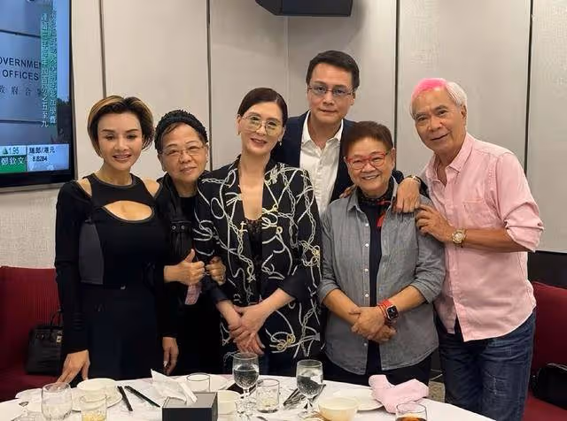 香港知名女星復出做網紅,冬天露腿風韻猶存,多次和小鮮肉傳緋聞