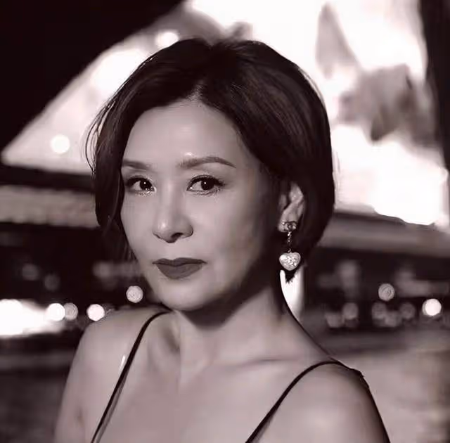 香港知名女星復出做網紅,冬天露腿風韻猶存,多次和小鮮肉傳緋聞