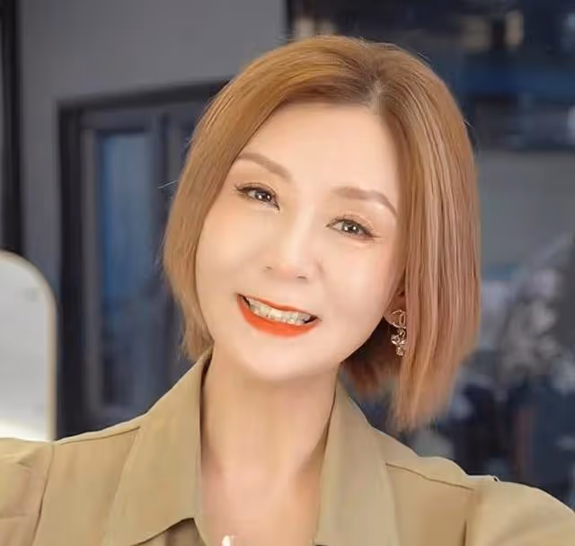 香港知名女星復出做網紅,冬天露腿風韻猶存,多次和小鮮肉傳緋聞