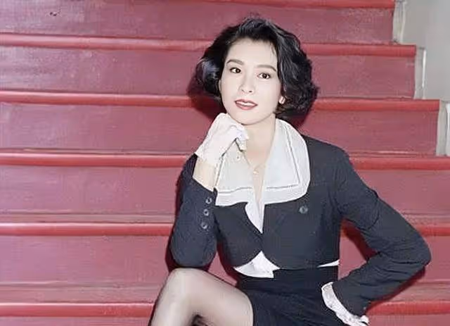 香港知名女星復出做網紅,冬天露腿風韻猶存,多次和小鮮肉傳緋聞