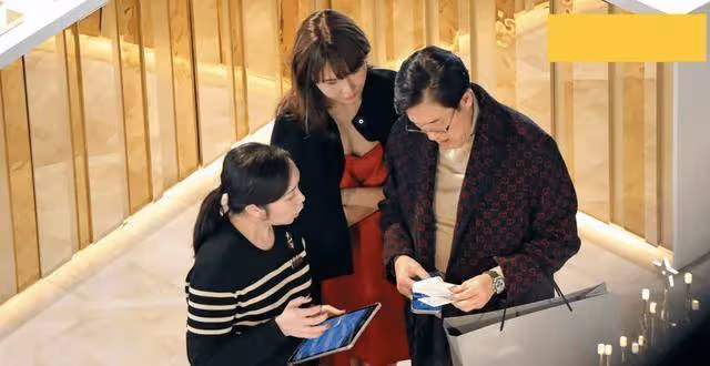 66歲已婚百億富豪餐廳內與美女激吻,揚言男朋友條件必須過億