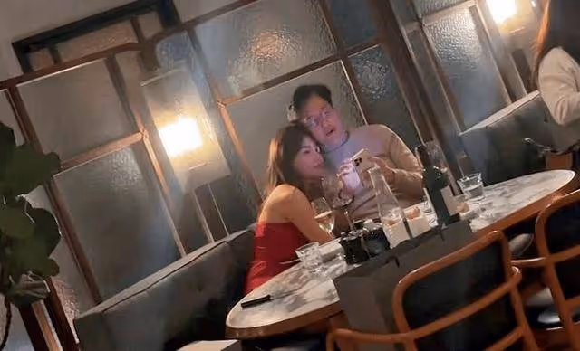 66歲已婚百億富豪餐廳內與美女激吻,揚言男朋友條件必須過億