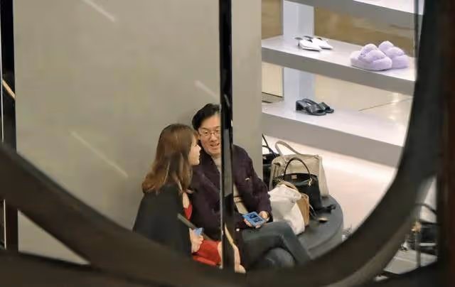 66歲已婚百億富豪餐廳內與美女激吻,揚言男朋友條件必須過億