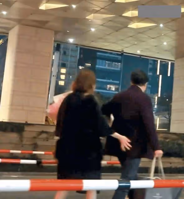 66歲已婚百億富豪餐廳內與美女激吻,揚言男朋友條件必須過億