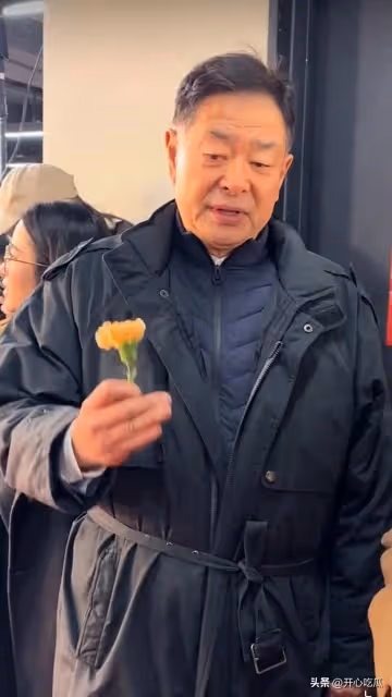 72歲濮存昕的近照曝光,頭髮花白,鼻孔變大,錄製春晚