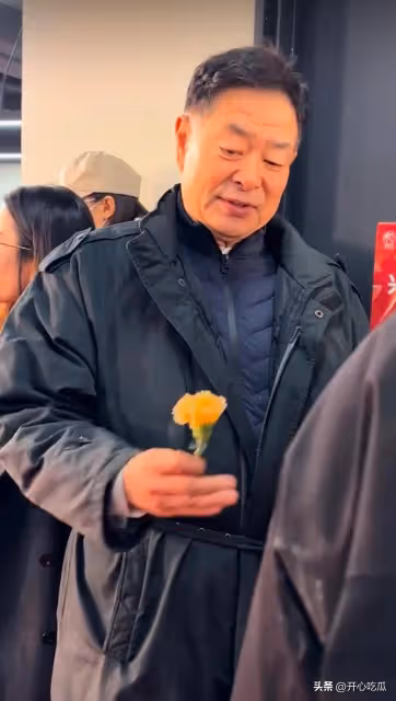 72歲濮存昕的近照曝光,頭髮花白,鼻孔變大,錄製春晚