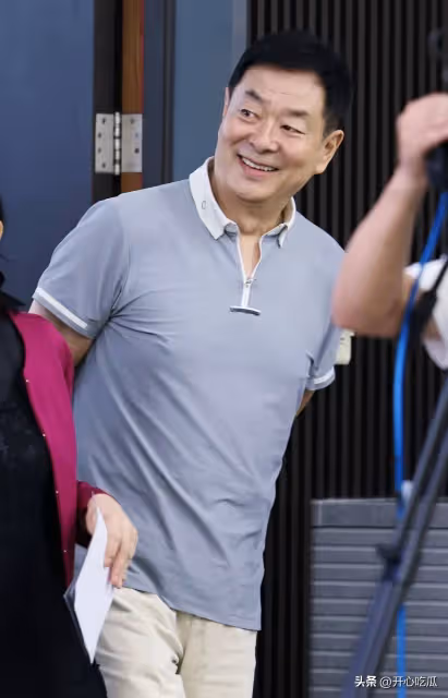 72歲濮存昕的近照曝光,頭髮花白,鼻孔變大,錄製春晚