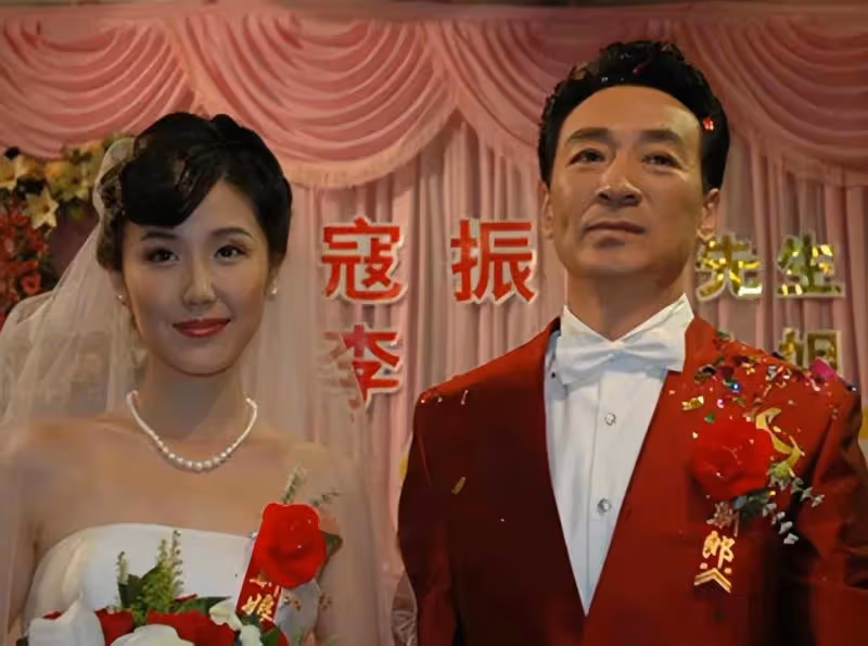 71歲寇振海曬全家福,小21歲嬌妻發福,兩人的三個孩子首次同框