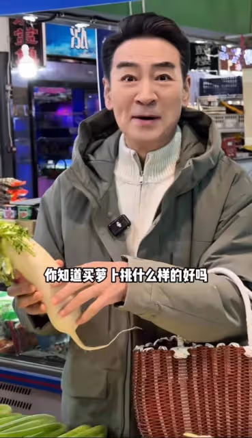 71歲寇振海曬全家福，小21歲嬌妻發福，兩人的三個孩子首次同框