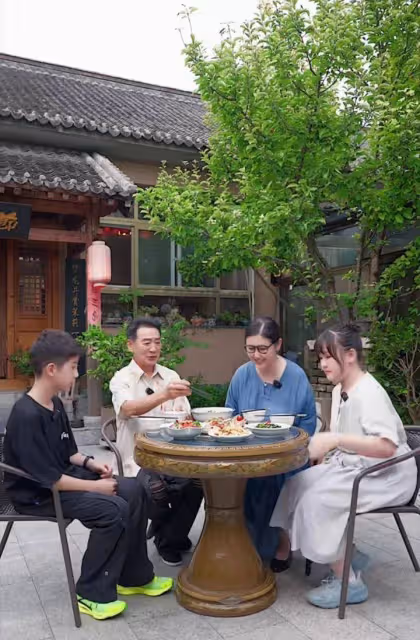 71歲寇振海曬全家福，小21歲嬌妻發福，兩人的三個孩子首次同框