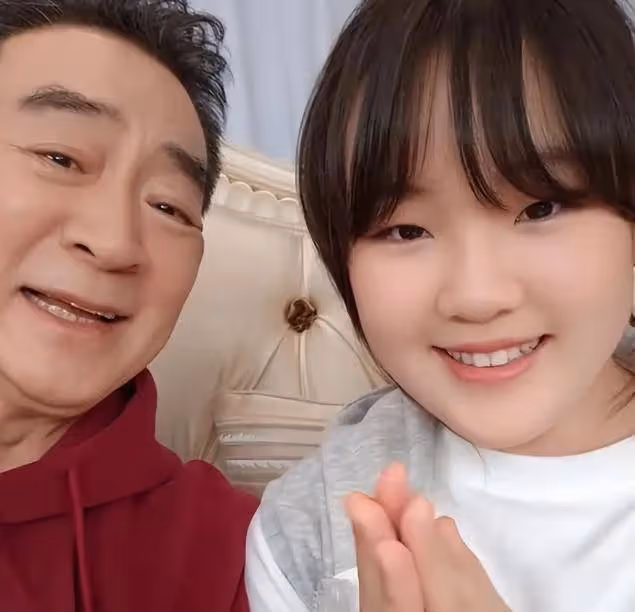 71歲寇振海曬全家福，小21歲嬌妻發福，兩人的三個孩子首次同框
