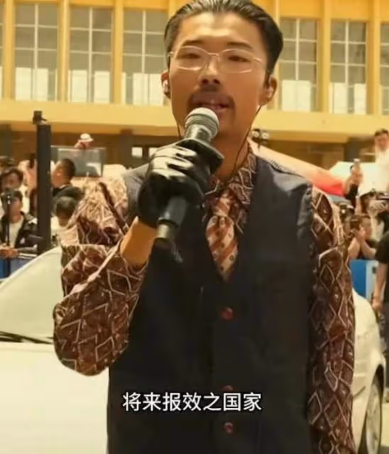 郭有才「諾一公司」開業!1000平大樓不輸三隻羊,老爸穿貂戴禮帽