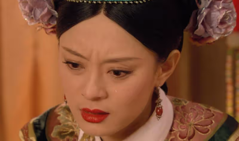 被亂棍打死後,祺貴人裸露的雙腳,才是《甄嬛傳》的狠辣之處