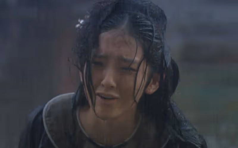 被亂棍打死後,祺貴人裸露的雙腳,才是《甄嬛傳》的狠辣之處