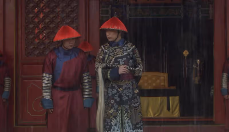 被亂棍打死後,祺貴人裸露的雙腳,才是《甄嬛傳》的狠辣之處