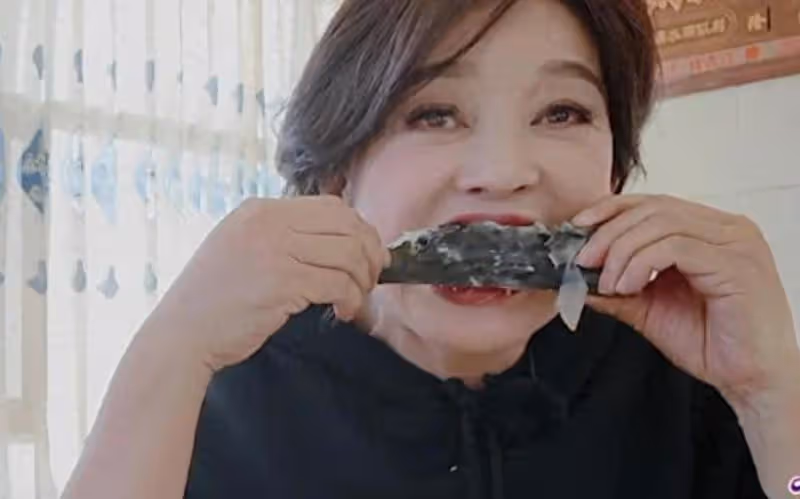 《一路繁花》不簡單,74歲的劉曉慶,用一條魚撕開了姐姐團的假