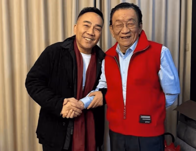 79歲馬志明驚現德雲社!左手不由自主顫抖,身體狀況惹擔憂