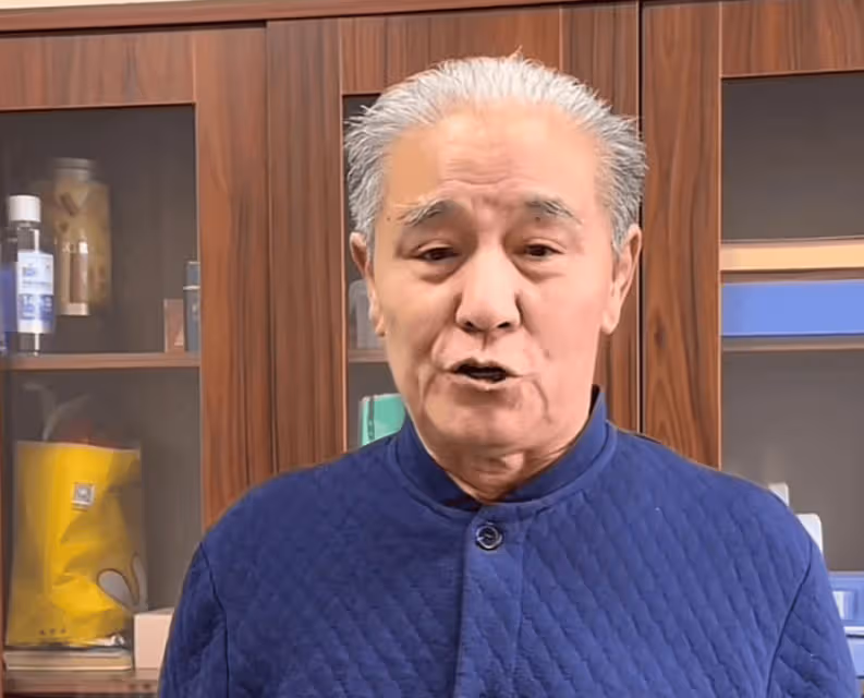 79歲馬志明驚現德雲社!左手不由自主顫抖,身體狀況惹擔憂