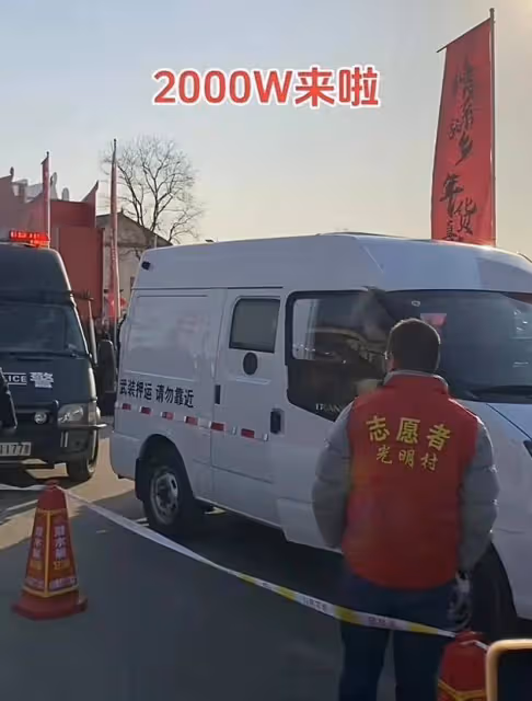 劉強東母親展示兒媳章澤天,給她買的羊絨大衣,婆媳情深闔家幸福