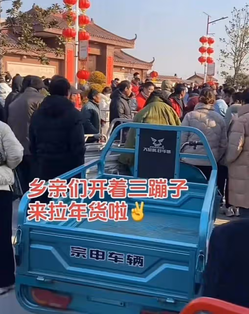 劉強東母親展示兒媳章澤天,給她買的羊絨大衣,婆媳情深闔家幸福