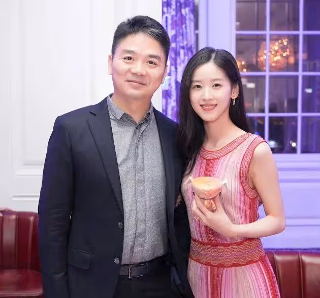 劉強東母親展示兒媳章澤天,給她買的羊絨大衣,婆媳情深闔家幸福