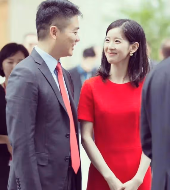劉強東母親展示兒媳章澤天,給她買的羊絨大衣,婆媳情深闔家幸福