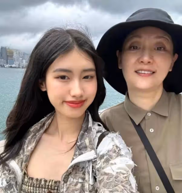 馮小剛闢謠美國房屋被燒毀!一直在海口拍戲徐帆也在,女兒已回國