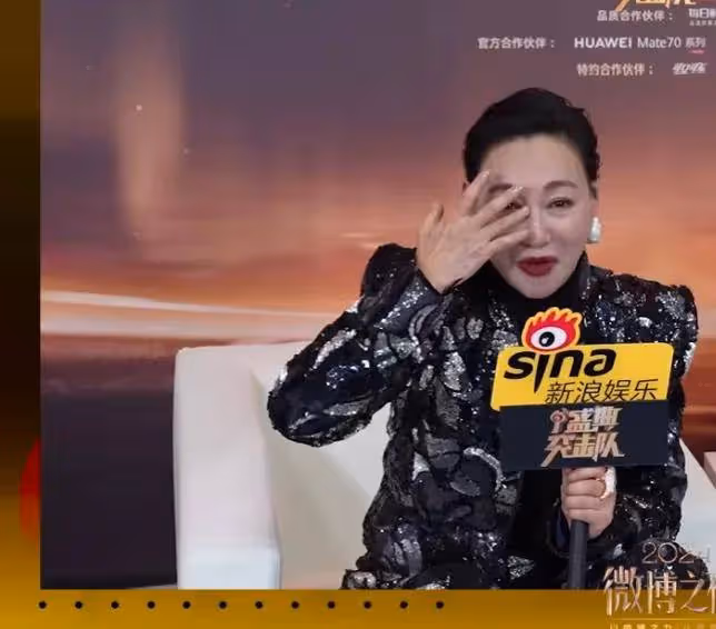惠英紅曬與馬龍新合影！要發給任達華炫耀，龍隊貼心細節讓她感動